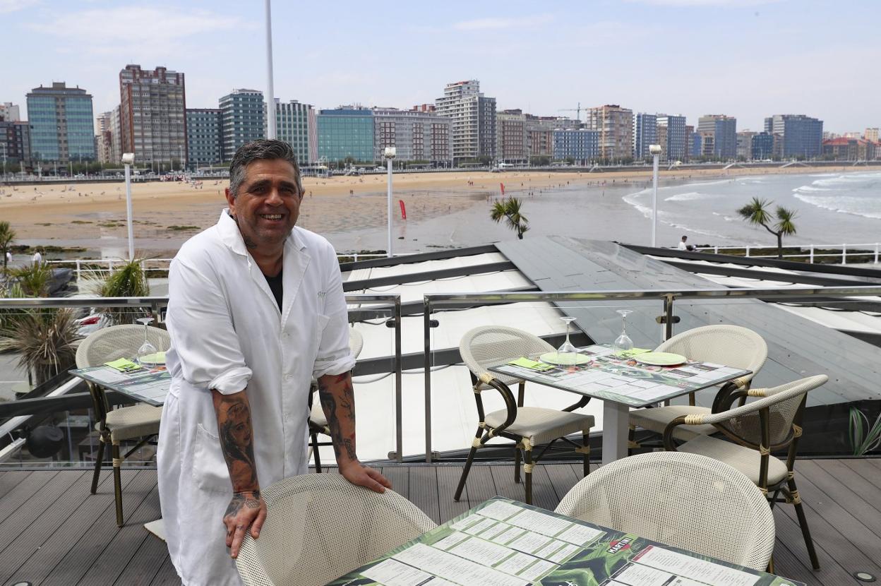 Alberto Palacio, cocinero del Pura Vida, en su espectacular terraza. 
