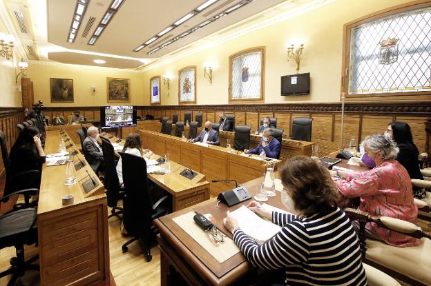 Pleno semipresencial celebrado ayer en el Consistorio gijonés, con parte de los ediles siguiéndolo de forma telemática. 