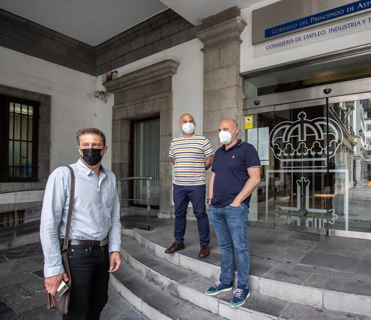 Representantes del comité de empresa a su llegada ayer a la Consejería de Industria. 