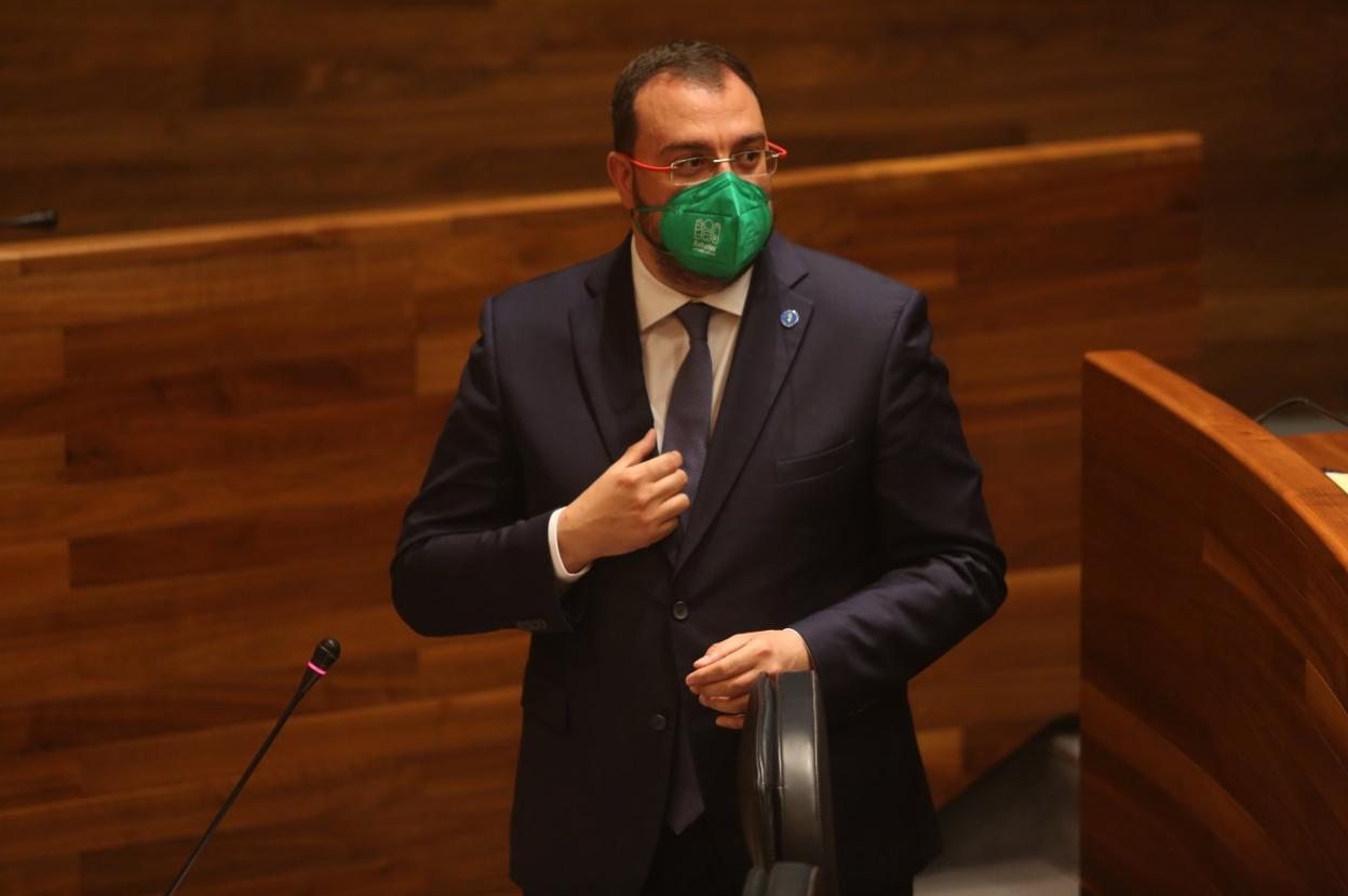 Adrían Barbón, en el pleno, con el pin que le identica como presidente y una mascarilla verde con el logotipo de Asturias Paraíso Natural. 