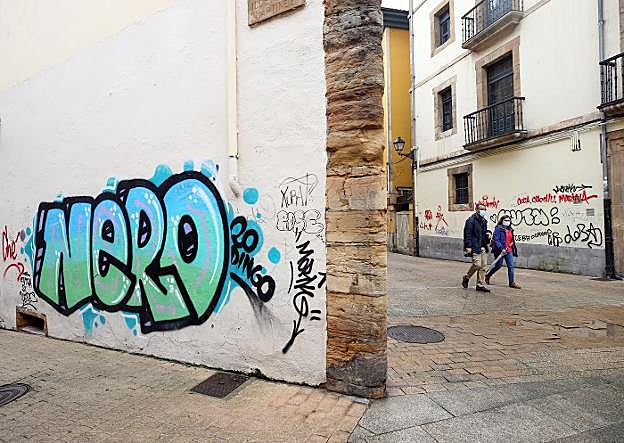 Grafitis en una de las calles del Oviedo Antiguo que los vecinos, comerciantes y la comisión de la candidatura a la Unesco piden retirar. 
