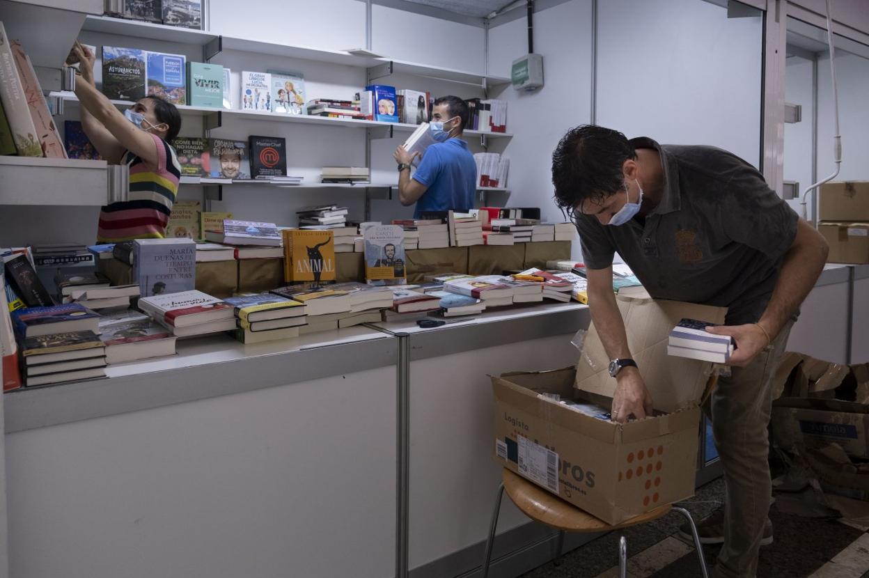 Los libreros colocaban ayer los libros en sus casetas, que abrirán hoy sus puertas. 