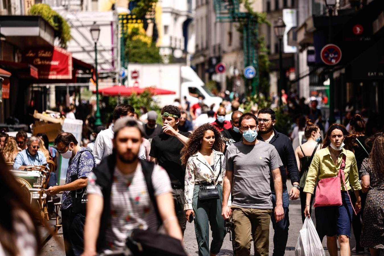 Desde el pasado jueves en Francia ya no es obligatorio utilizar mascarilla al aire libre