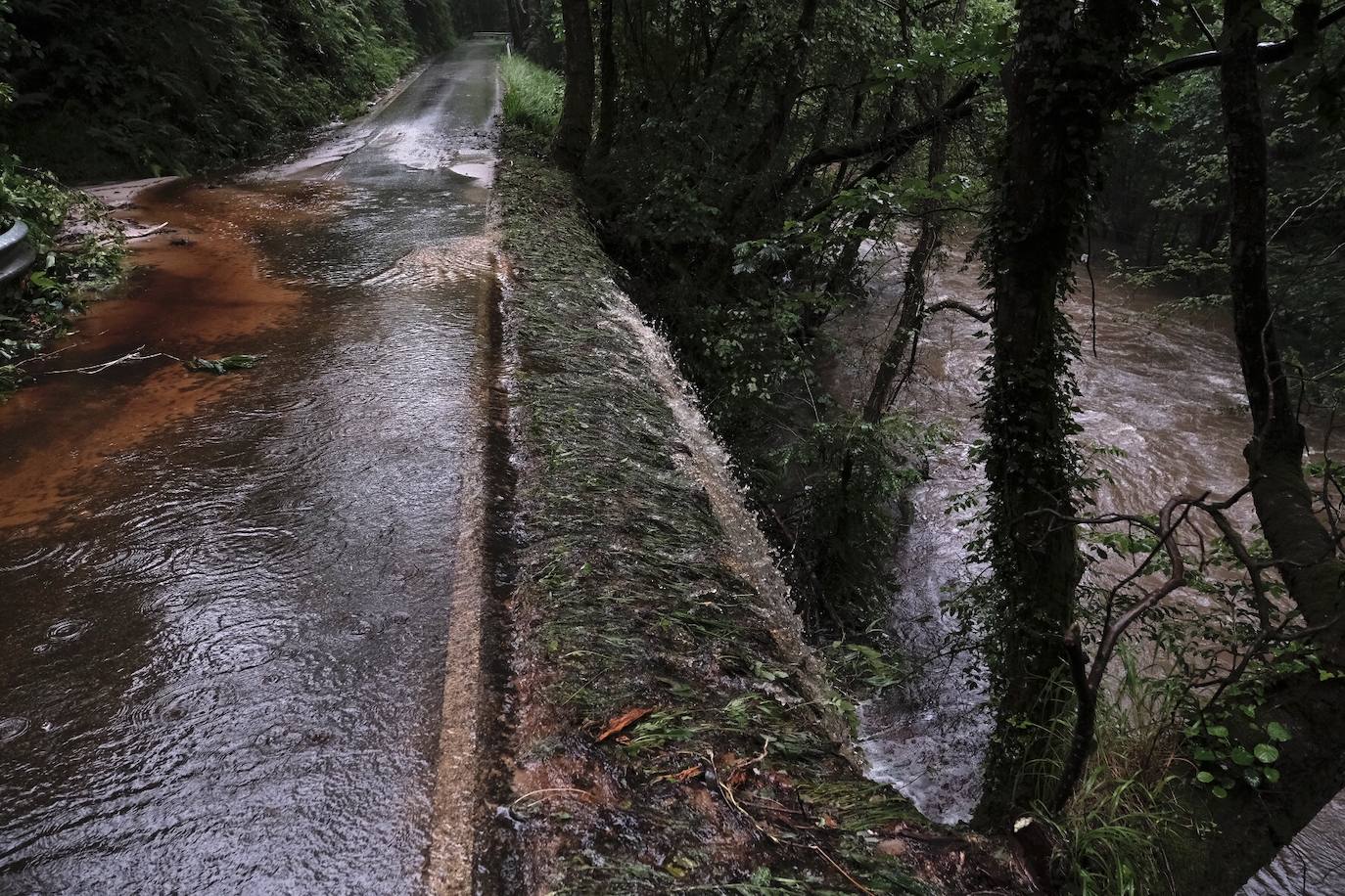 Las lluvias en el oriente asturiano afectaron a Cué, Balmorí, Celorio, Riego y Turón, entre otros. 