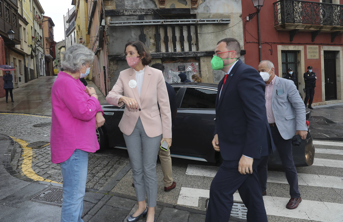 La ministra Industria, Comercio y Turismo, Reyes Maroto, ha estado este viernes en Gijón. Acompañada por el presidente del Principado, Adrián Barbón, y por la alcaldesa de la ciudad, Ana González, ha visitado la Feria del Libro de Gijón, y la oficina de información turística, Casa Paquet.