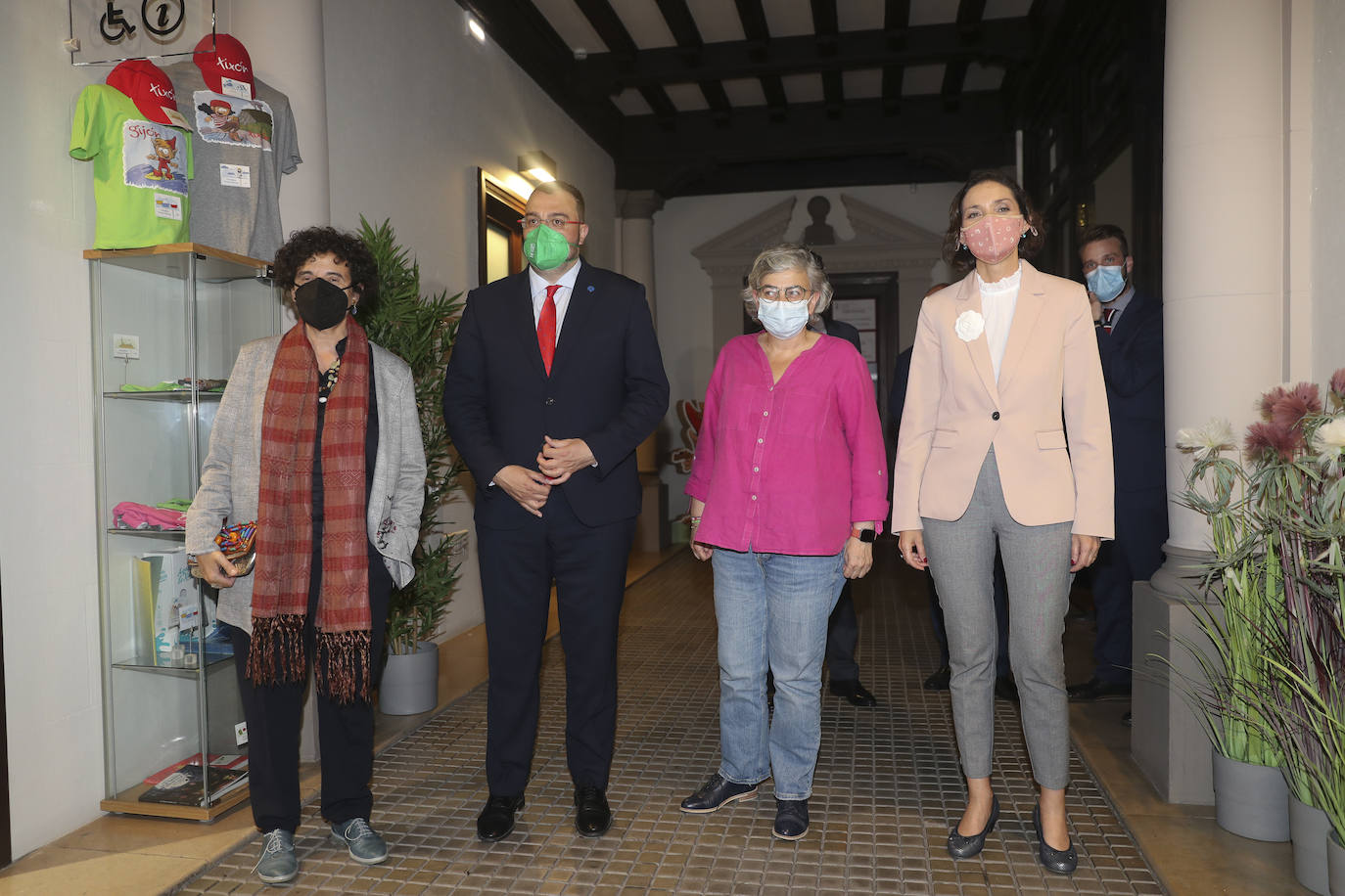 La ministra Industria, Comercio y Turismo, Reyes Maroto, ha estado este viernes en Gijón. Acompañada por el presidente del Principado, Adrián Barbón, y por la alcaldesa de la ciudad, Ana González, ha visitado la Feria del Libro de Gijón, y la oficina de información turística, Casa Paquet.