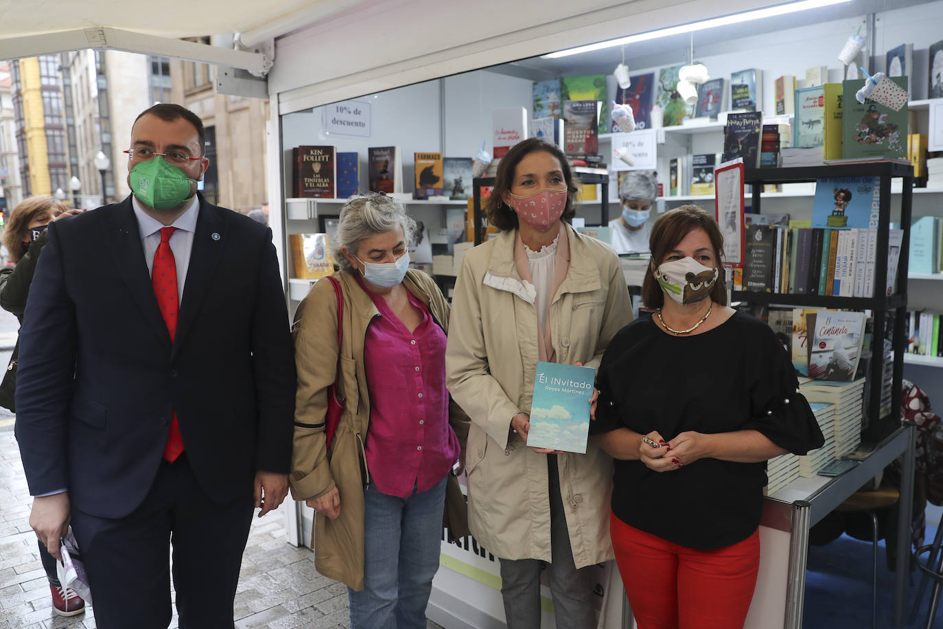 La ministra Industria, Comercio y Turismo, Reyes Maroto, ha estado este viernes en Gijón. Acompañada por el presidente del Principado, Adrián Barbón, y por la alcaldesa de la ciudad, Ana González, ha visitado la Feria del Libro de Gijón, y la oficina de información turística, Casa Paquet.