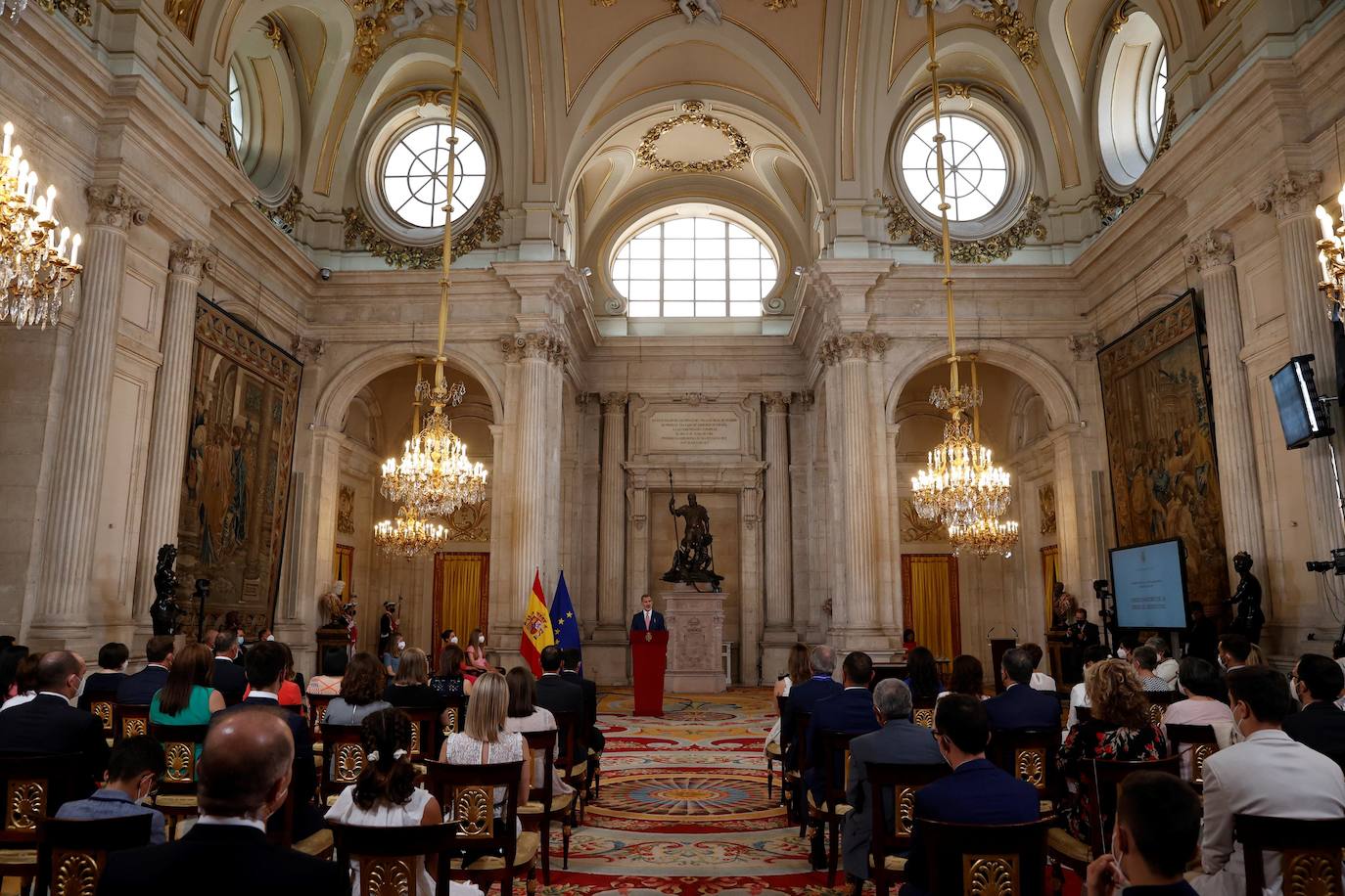 Don Felipe ha hecho entrega en el Palacio Real de la Orden del Mérito Civil a 24 españoles «extraordinarios» que con su valor y coraje durante la pandemia, «anteponiendo el bien común al interés propio», han demostrado «lo mucho que tenemos en común».