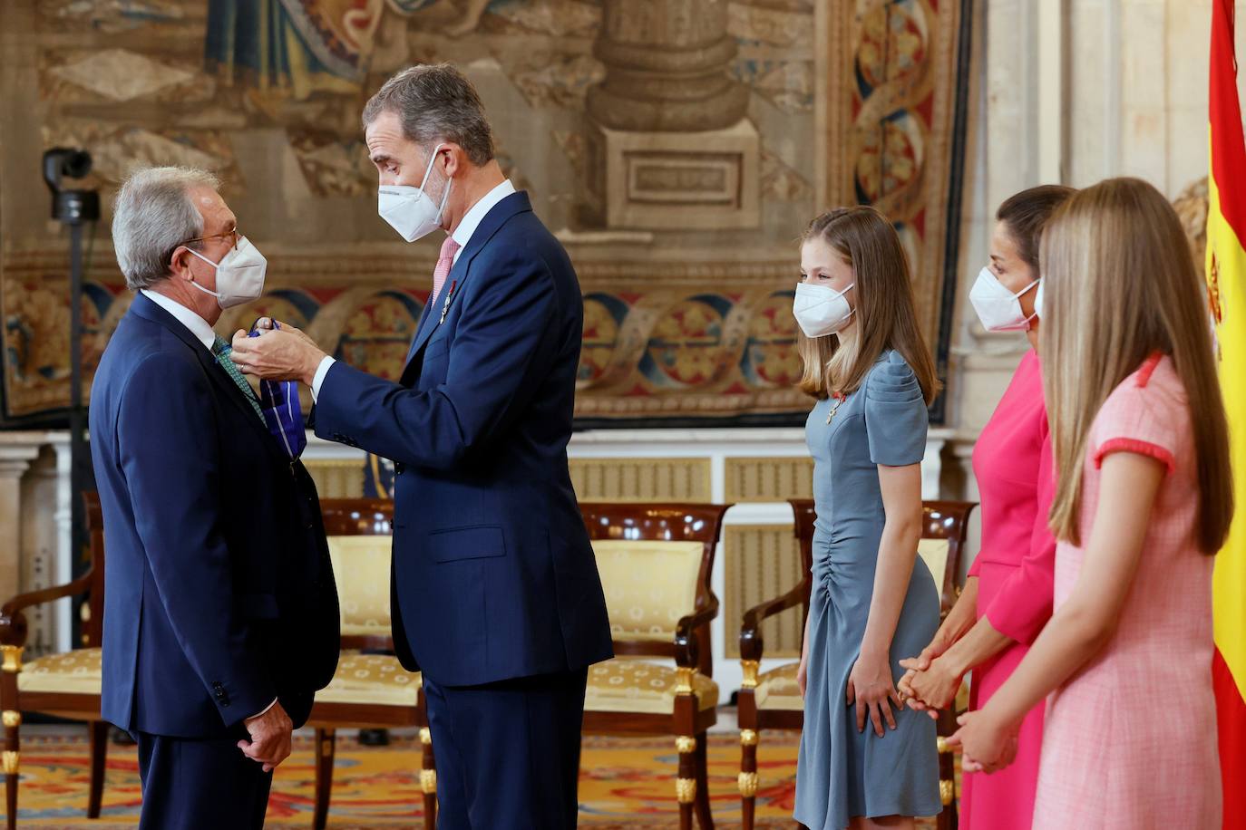 Don Felipe ha hecho entrega en el Palacio Real de la Orden del Mérito Civil a 24 españoles «extraordinarios» que con su valor y coraje durante la pandemia, «anteponiendo el bien común al interés propio», han demostrado «lo mucho que tenemos en común».