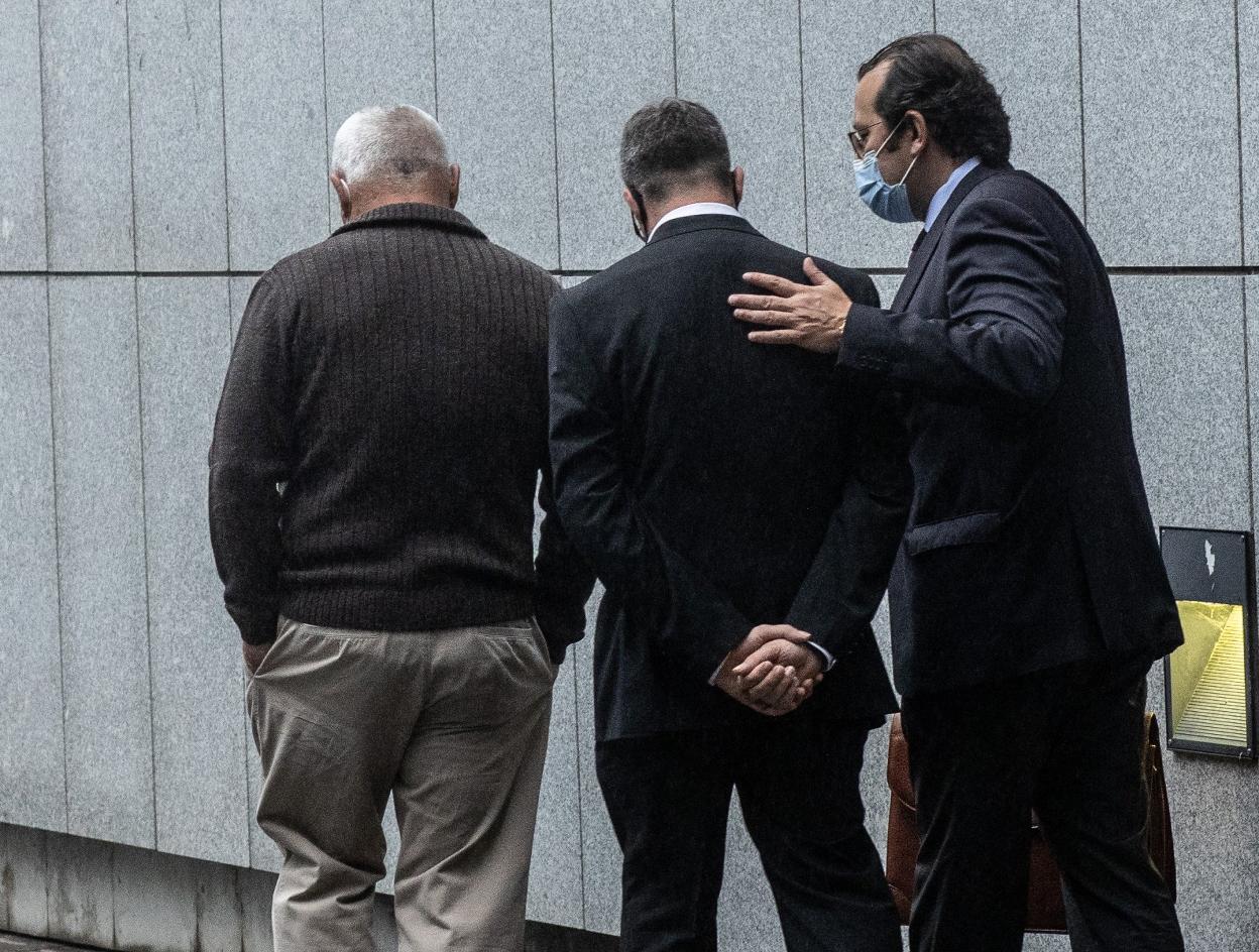 El acusado, en el medio. 