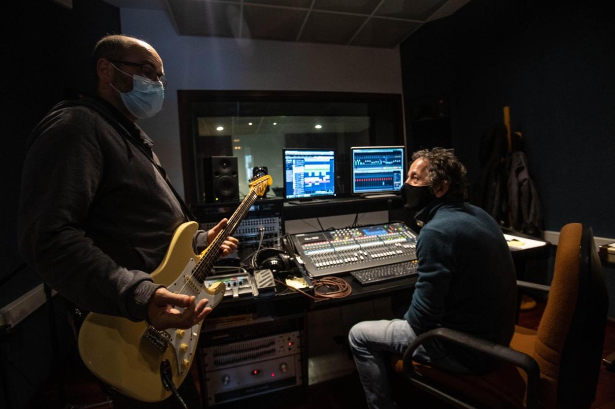 El guitarrista Miguel Fuentes y el técnico de sonido Pepe Albella, en uno de los locales. 