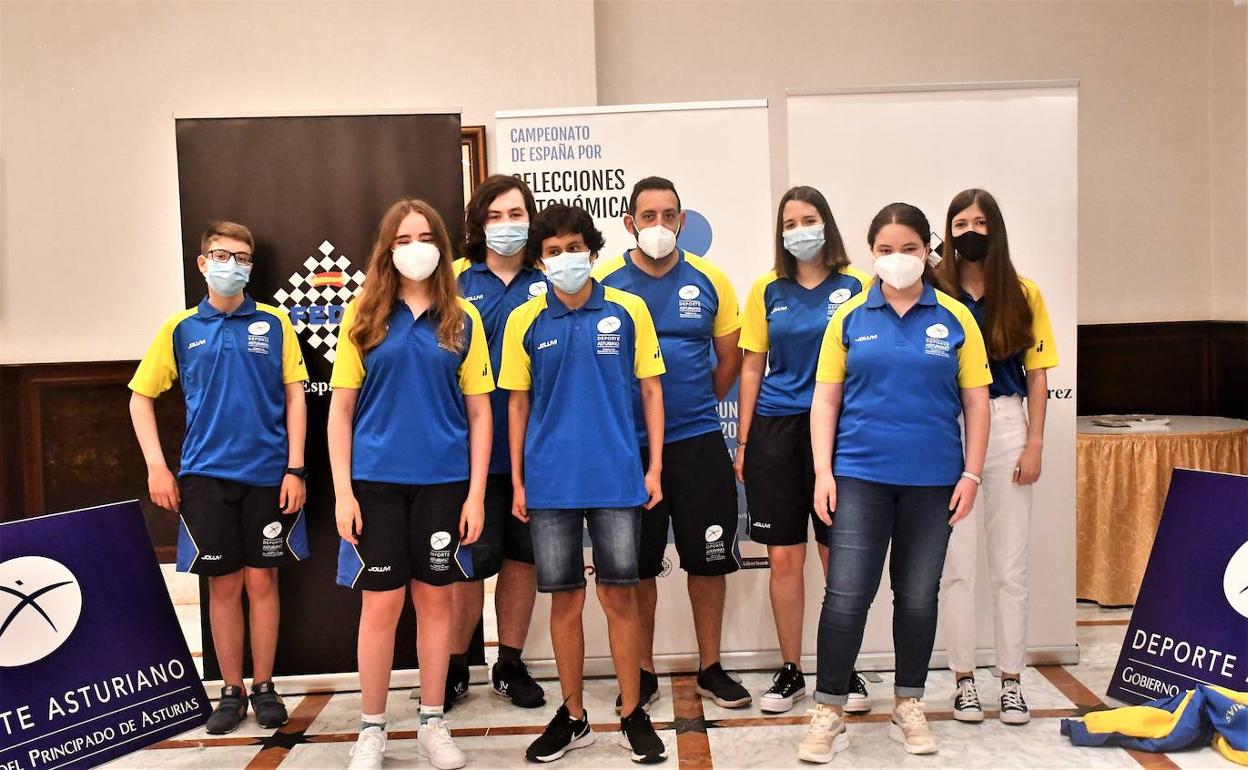 Iván Patón, Alejandra García, Eduardo Castro, Steve Badillo, Iván Andrés, Sara Olivares, Paula Martínez y María Joglar, miembros de la selección cadete.