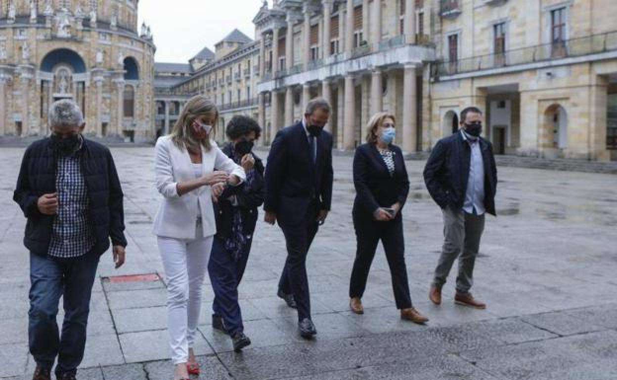 El secretario de Estado de Turismo, entre Berta Piñán y Delia Losa, este jueves en la Laboral. 