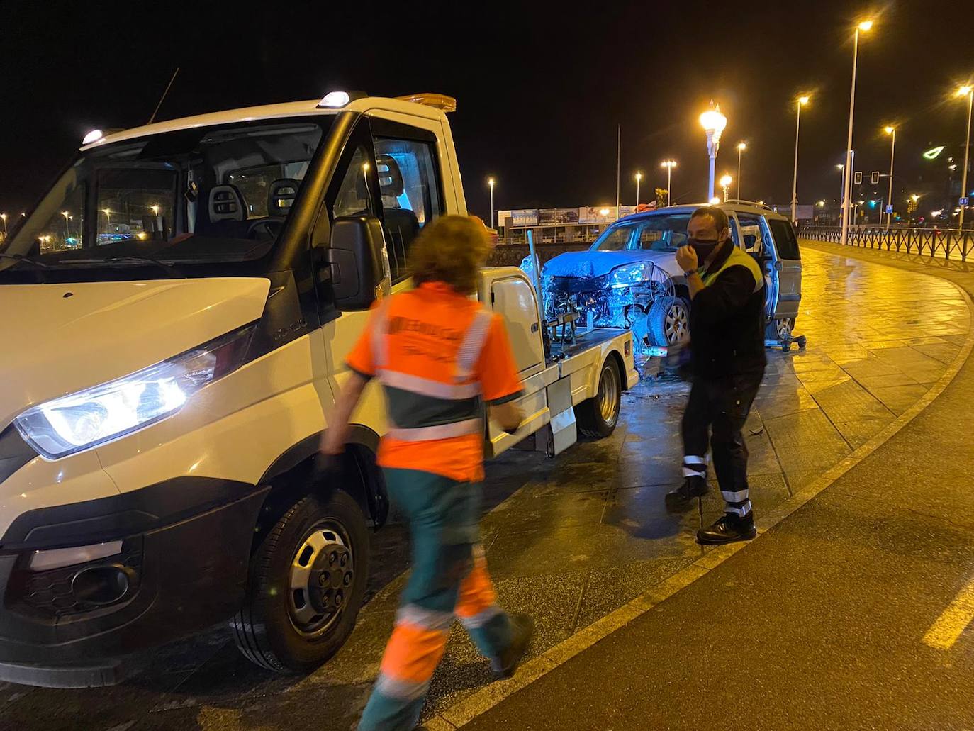 Aparatoso accidente el ocurrido pasada la media noche de este sábado en Gijón. Un vehículo sufrió un siniestro al invadir el paseo de El Muro y terminó con la parte frontal dañada. Finalmente tuvo que llevárselo la grúa. Hasta el lugar del accidente se trasladaron agentes de la Policía Local y personal de limpieza