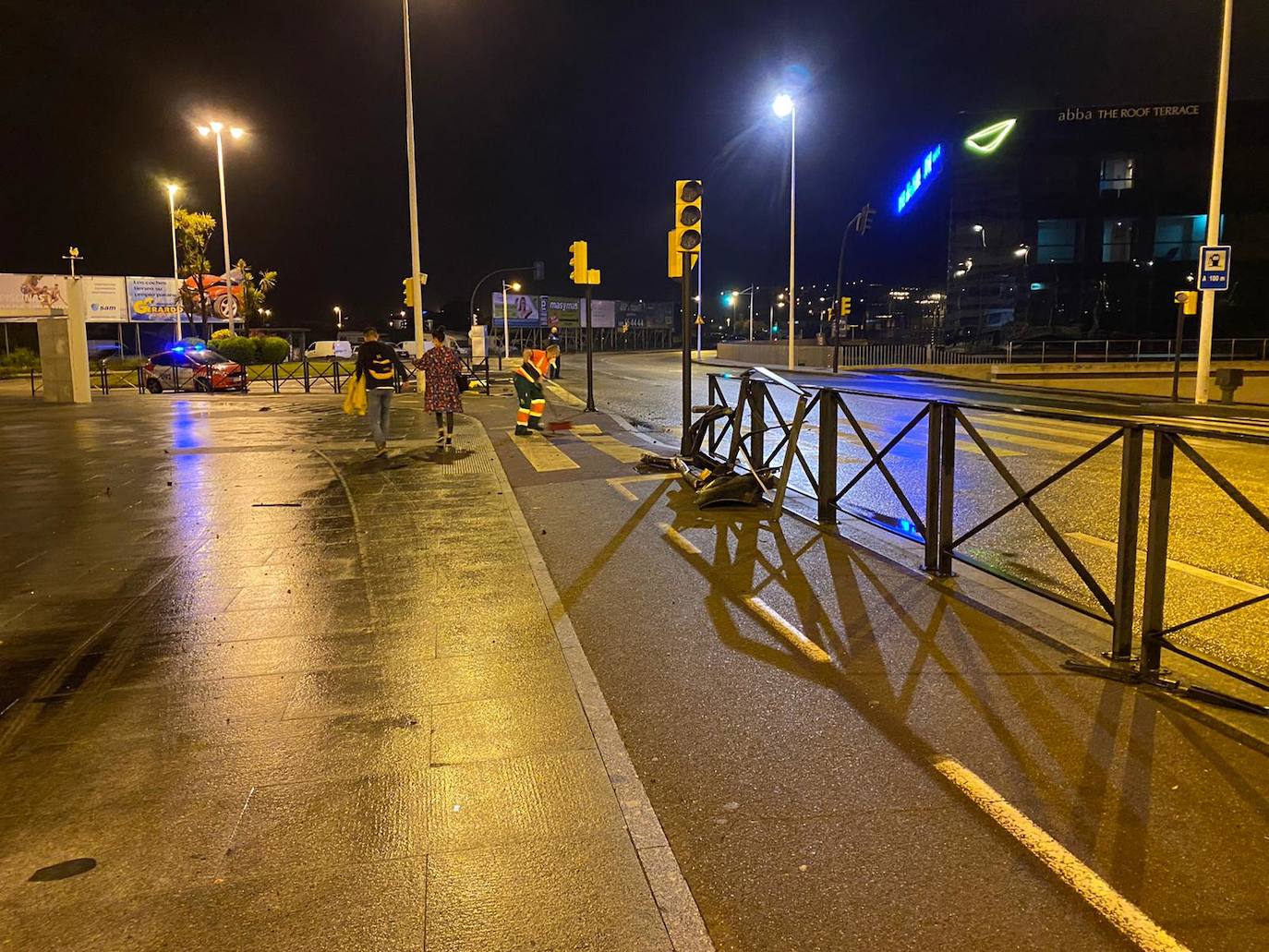 Aparatoso accidente el ocurrido pasada la media noche de este sábado en Gijón. Un vehículo sufrió un siniestro al invadir el paseo de El Muro y terminó con la parte frontal dañada. Finalmente tuvo que llevárselo la grúa. Hasta el lugar del accidente se trasladaron agentes de la Policía Local y personal de limpieza