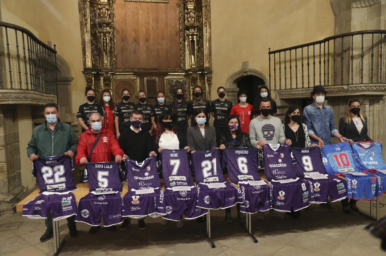 Los ganadores de las subastas, o sus representantes, con las equipaciones, junto con la plantilla del Telecable, al fondo. 