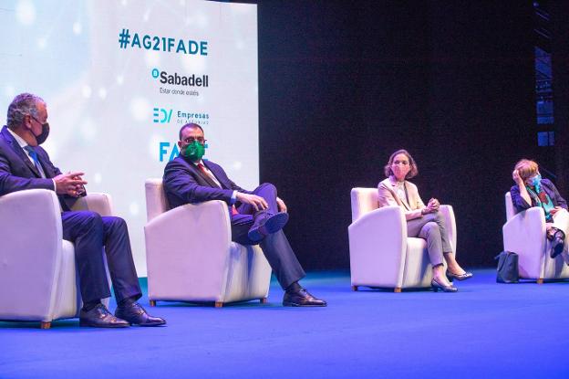 El presidente de Fade, Belarmino Feito; el jefe del Ejecutivo regional, Adrián Barbón; la ministra Reyes Maroto y la alcaldesa de Avilés, Mariví Monteserín. 