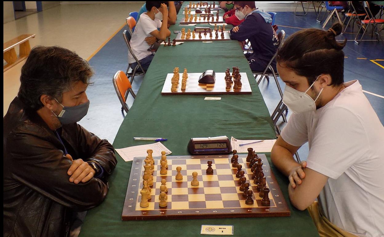 .Juan Manuel Vilanova y Miguel Solís, en la primera mesa del torneo. 