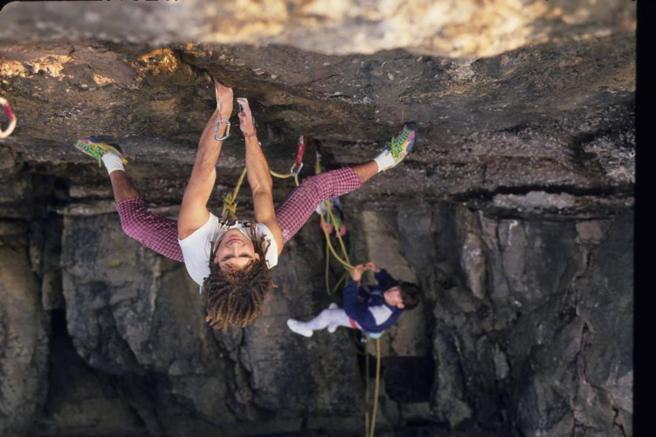 Escalando una vía de deportiva en Asturias.