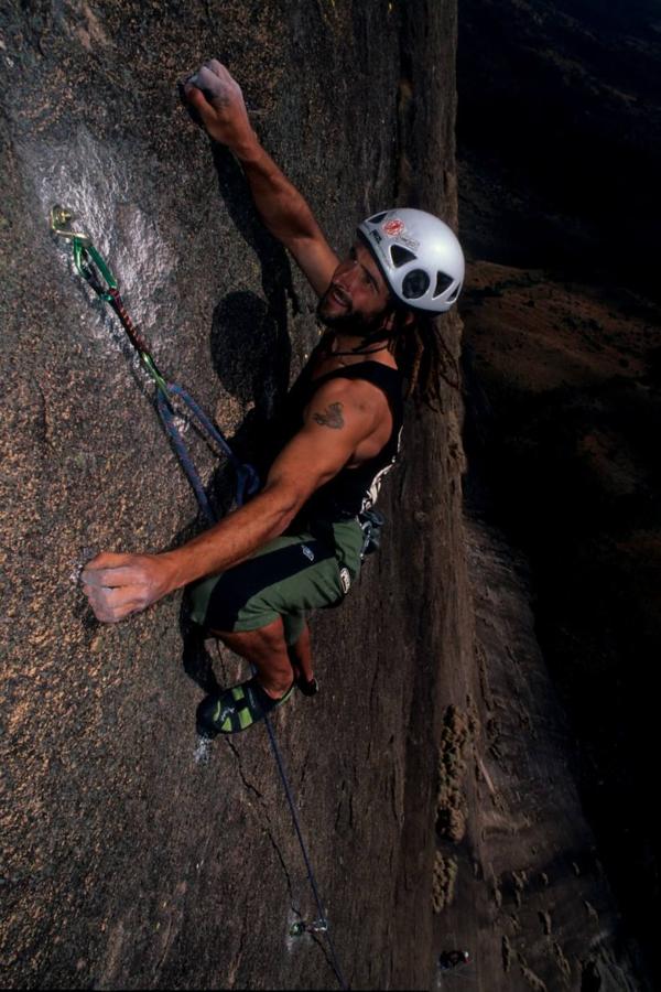 Francisco Blanco realizando 'MoraMora' la vía de 700 m y de 8C de dificultad que abrió en Madagascar.