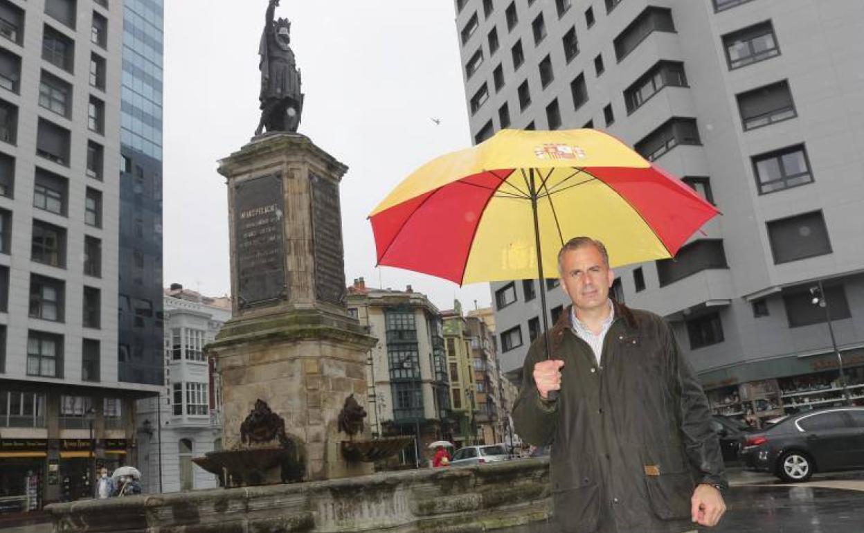 El secretario general de Vox ante la estatua de Pelayo, en Gijón. 