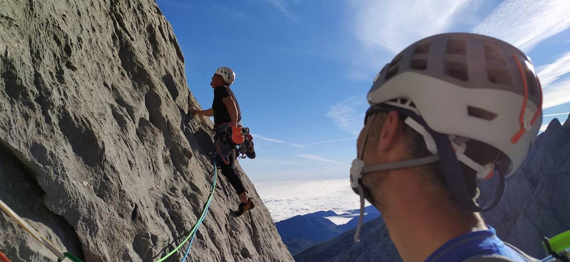 Vistas desde la pared en la Vía Cainejo (7A) en la cara Este del Urriellu.