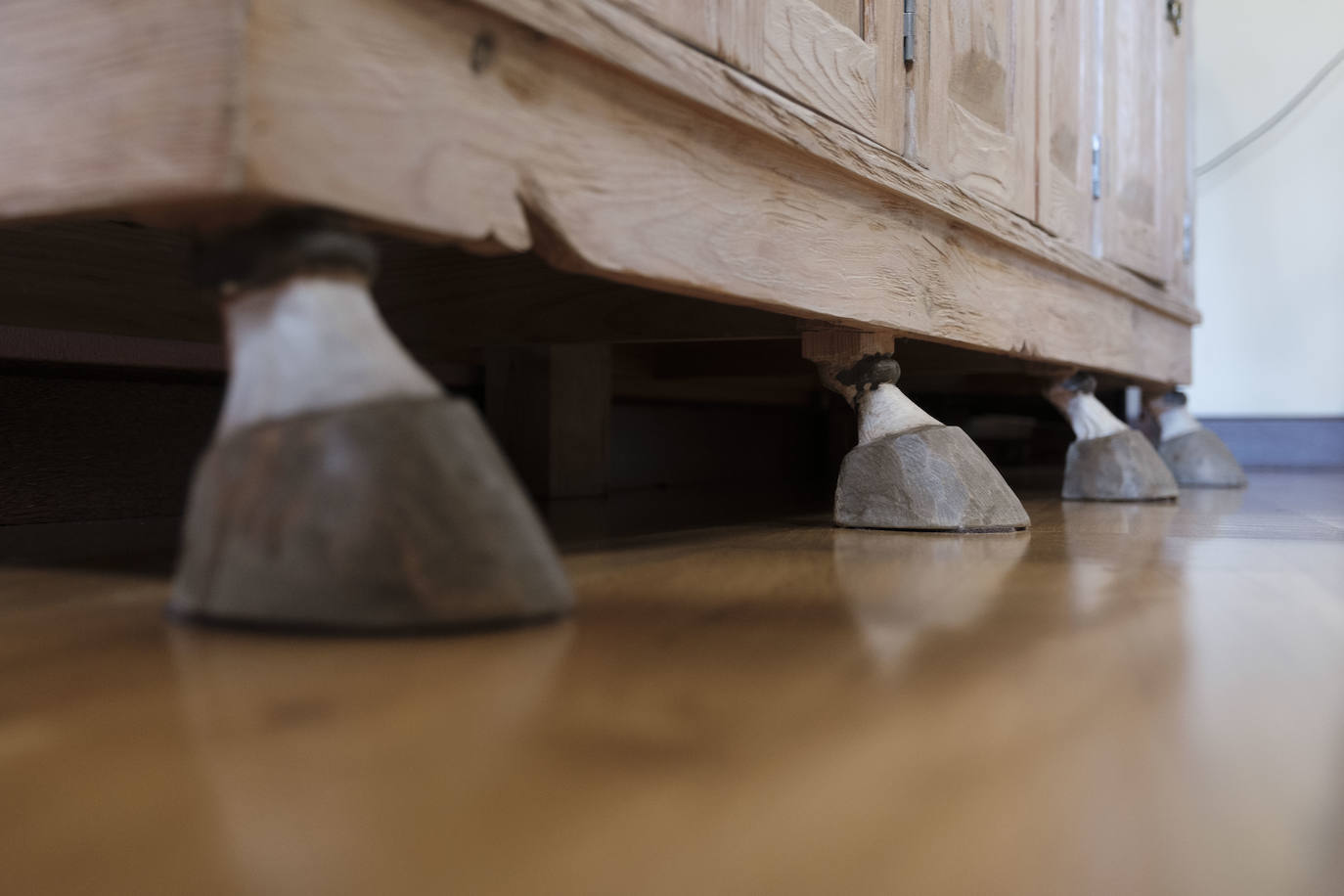 Con más de doscientos años de antigüedad y rodeada de chalets y urbanizaciones encontramos en Somió el hogar de Tomás del Campo Díaz-Laviada y Carmen Collantes Herrera. El matrimonio ha logrado transformar este conjunto de vivienda tradicional asturiana, que cuenta con una casa, cuadra, llagar y panera