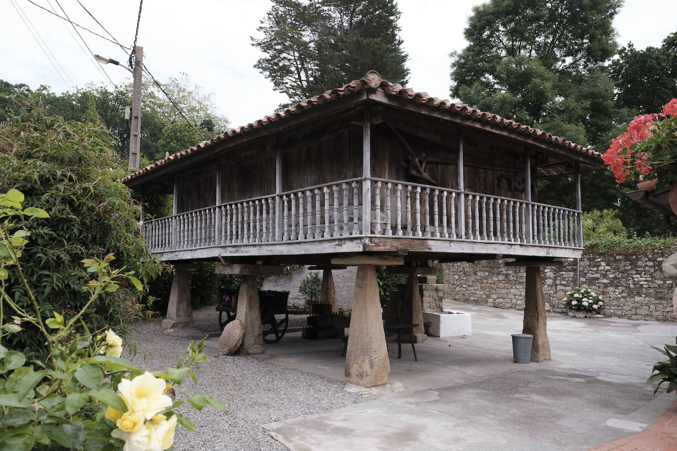 Con más de doscientos años de antigüedad y rodeada de chalets y urbanizaciones encontramos en Somió el hogar de Tomás del Campo Díaz-Laviada y Carmen Collantes Herrera. El matrimonio ha logrado transformar este conjunto de vivienda tradicional asturiana, que cuenta con una casa, cuadra, llagar y panera