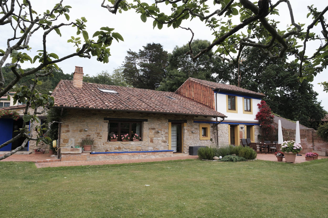 Con más de doscientos años de antigüedad y rodeada de chalets y urbanizaciones encontramos en Somió el hogar de Tomás del Campo Díaz-Laviada y Carmen Collantes Herrera. El matrimonio ha logrado transformar este conjunto de vivienda tradicional asturiana, que cuenta con una casa, cuadra, llagar y panera
