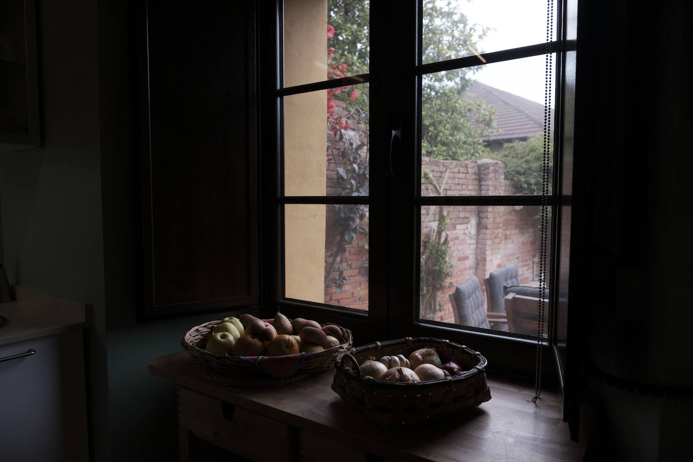 Con más de doscientos años de antigüedad y rodeada de chalets y urbanizaciones encontramos en Somió el hogar de Tomás del Campo Díaz-Laviada y Carmen Collantes Herrera. El matrimonio ha logrado transformar este conjunto de vivienda tradicional asturiana, que cuenta con una casa, cuadra, llagar y panera