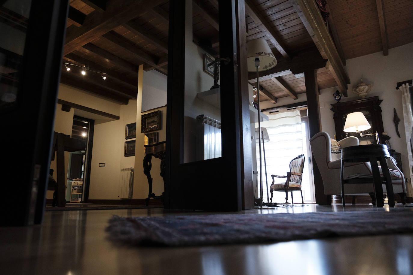 Con más de doscientos años de antigüedad y rodeada de chalets y urbanizaciones encontramos en Somió el hogar de Tomás del Campo Díaz-Laviada y Carmen Collantes Herrera. El matrimonio ha logrado transformar este conjunto de vivienda tradicional asturiana, que cuenta con una casa, cuadra, llagar y panera