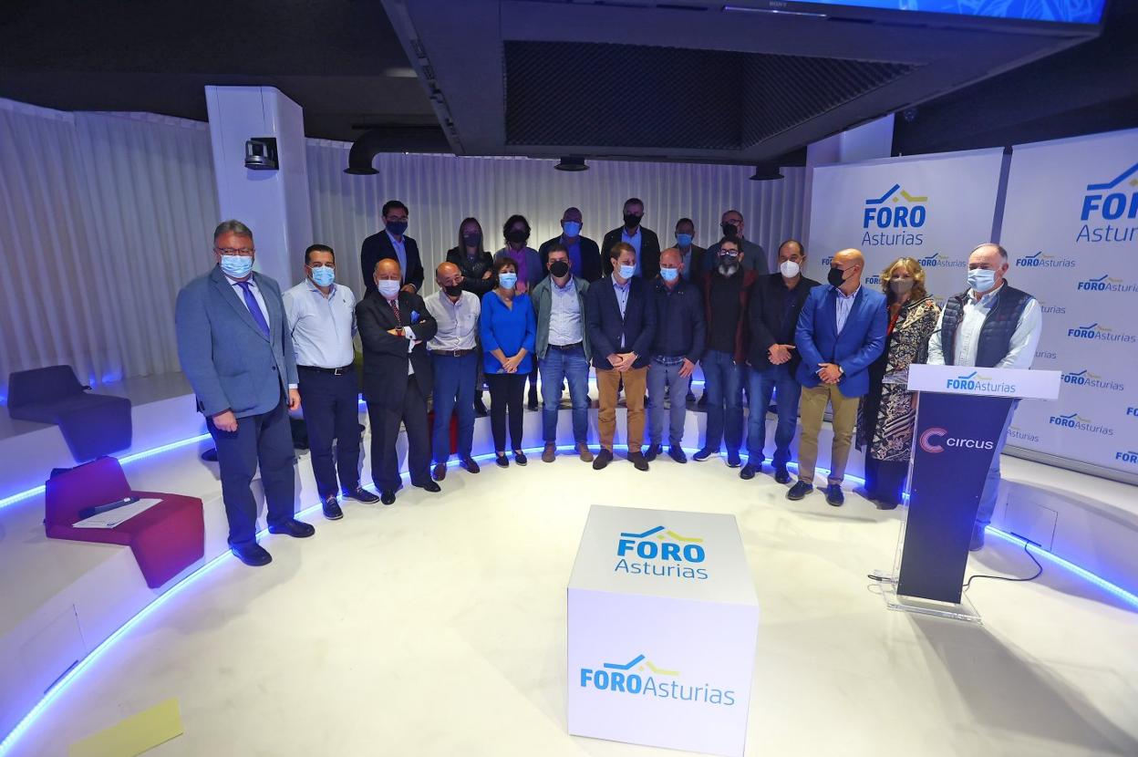 La presidenta de Foro, Carmen Moriyón, con los asistentes al IV Congreso, entre los que estaban varios de sus cargos públicos. 