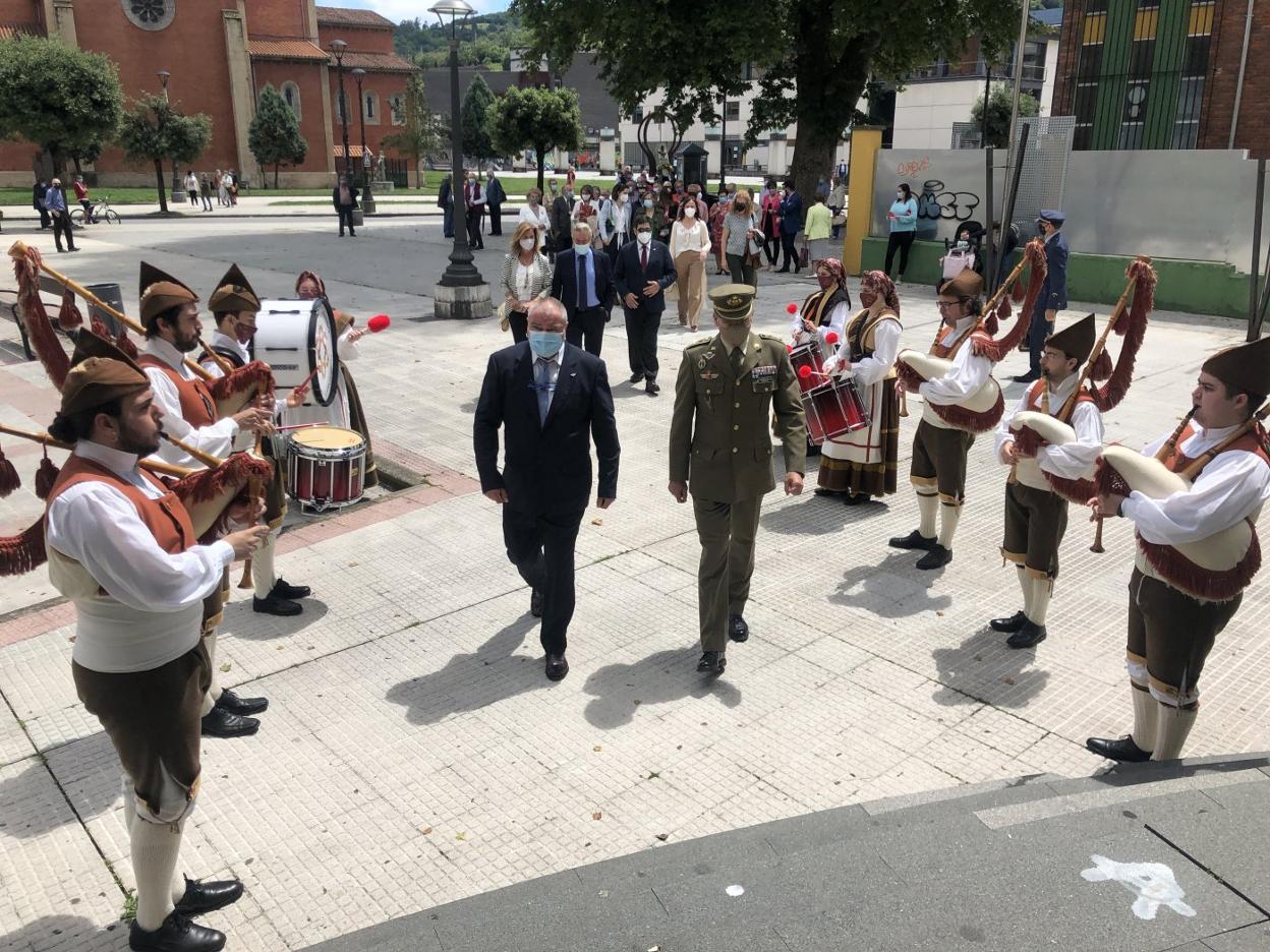 El presidente del Círculo Aeronáutico, José Manuel Martín Ferrer, acompaña al coronel Luis González Martín al acto institucional. 