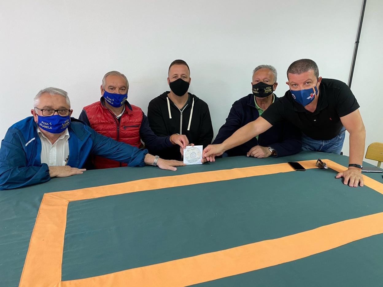 La plataforma con el cd con la documentación del proyecto. 