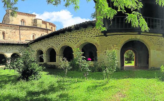 El delicioso claustro del monasterio de Gradefes, mezcla de estilos y de materiales. La piedra tallada, más noble (y cara) quedó para la inacabada iglesia, por ser la casa de Dios, con vocación de eternidad.