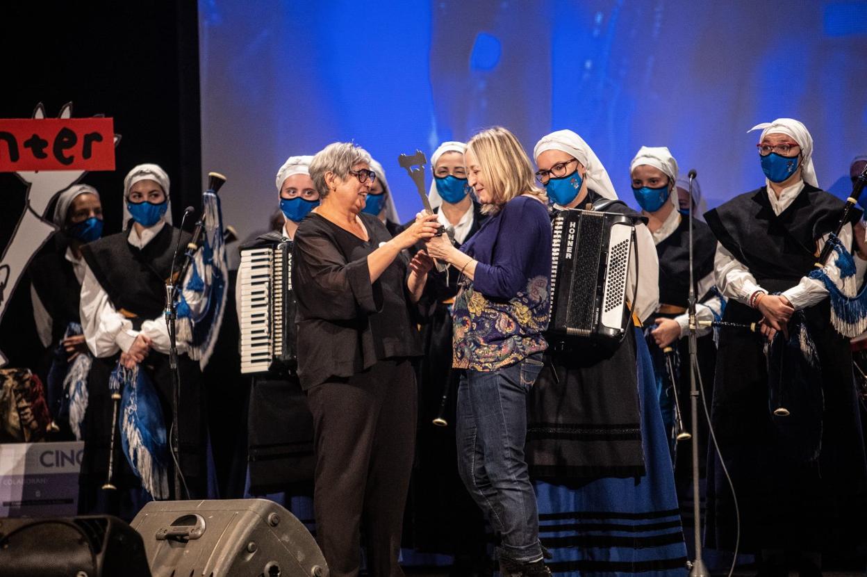 Aurora Beltrán recibe el premio de manos de Yolanda Lobo en el Teatro Filarmónica. 