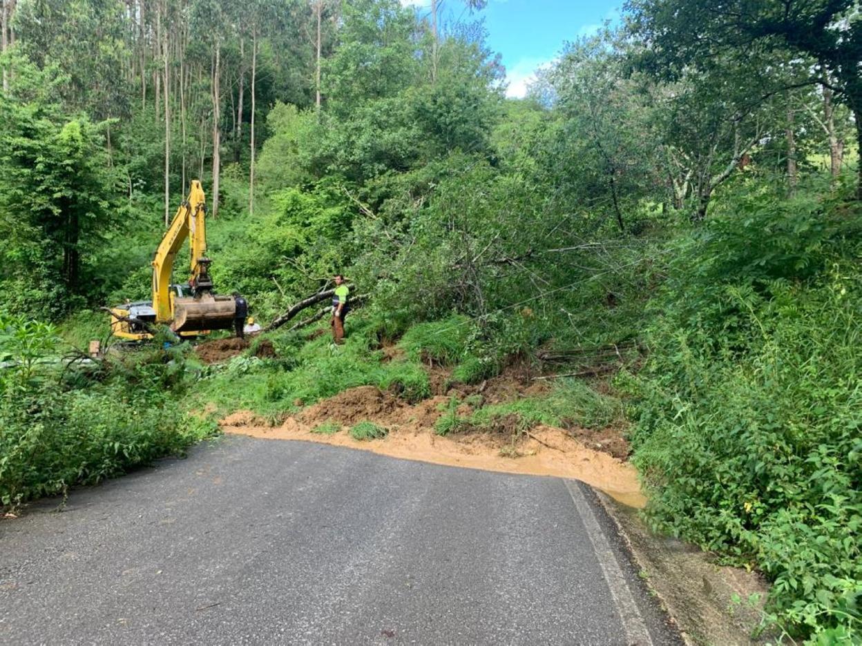 Estado que presentaba la carretera antes de retirar el argayo. 