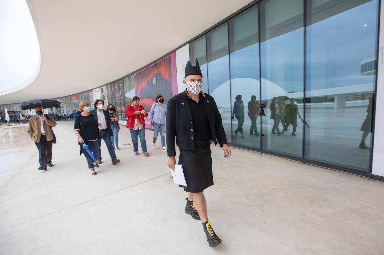 El presidente del Festival de Cine LGTBI, Borja Ibaseta, a su llegada al Niemeyer, seguido de la alcaldesa d eAvilés y las autoridades. 