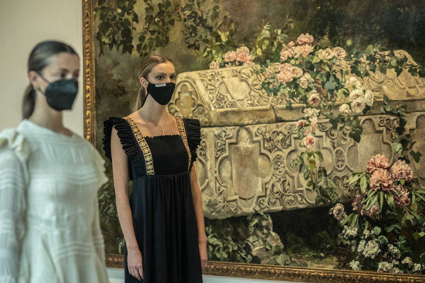 Los diseñadores Custo Barcelona y Lola Casademunt serán algunos de los que participen el próximo miércoles en los desfiles de la cuarta edición de la Pasarela Campoamor, que se presentó este martes en el Teatro Campoamor.