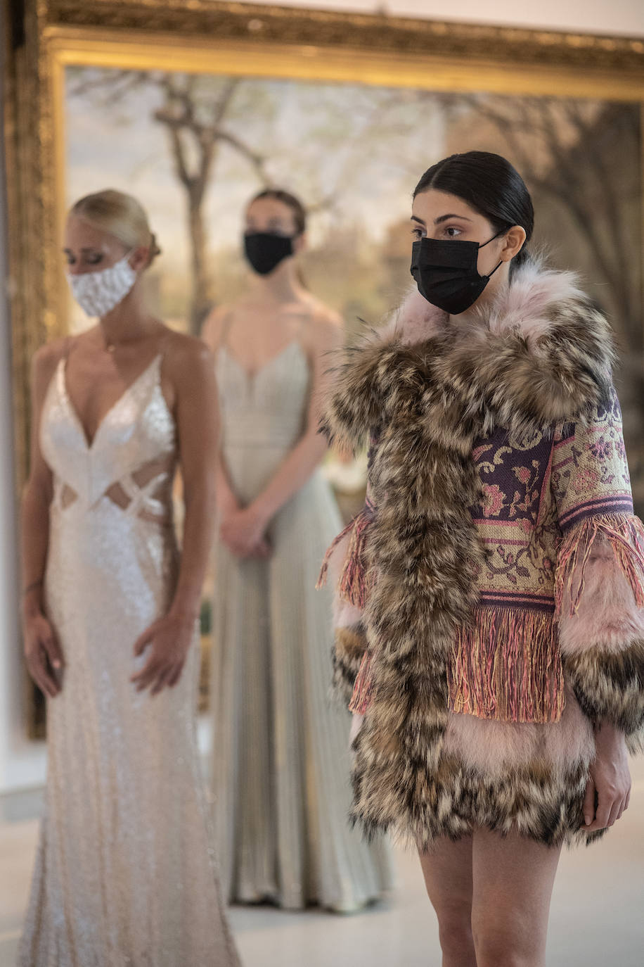 Los diseñadores Custo Barcelona y Lola Casademunt serán algunos de los que participen el próximo miércoles en los desfiles de la cuarta edición de la Pasarela Campoamor, que se presentó este martes en el Teatro Campoamor.