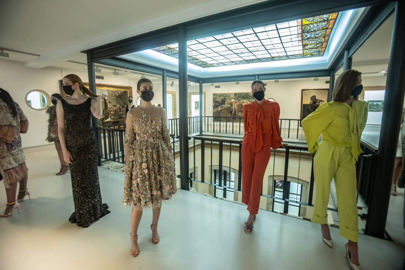 Los diseñadores Custo Barcelona y Lola Casademunt serán algunos de los que participen el próximo miércoles en los desfiles de la cuarta edición de la Pasarela Campoamor, que se presentó este martes en el Teatro Campoamor.