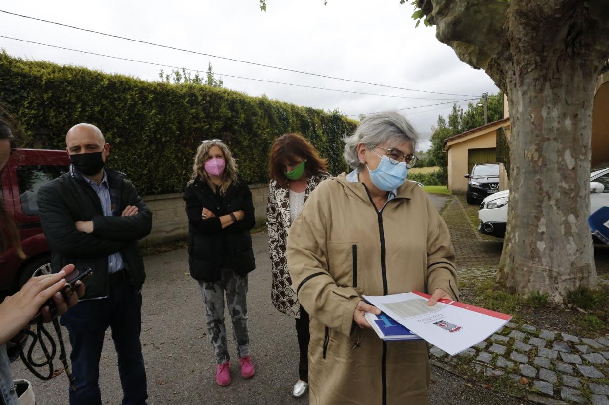 Félix Gómez, Pilar Granjo, la edil Loli Patón y la alcaldesa, Ana González, en Granda. 