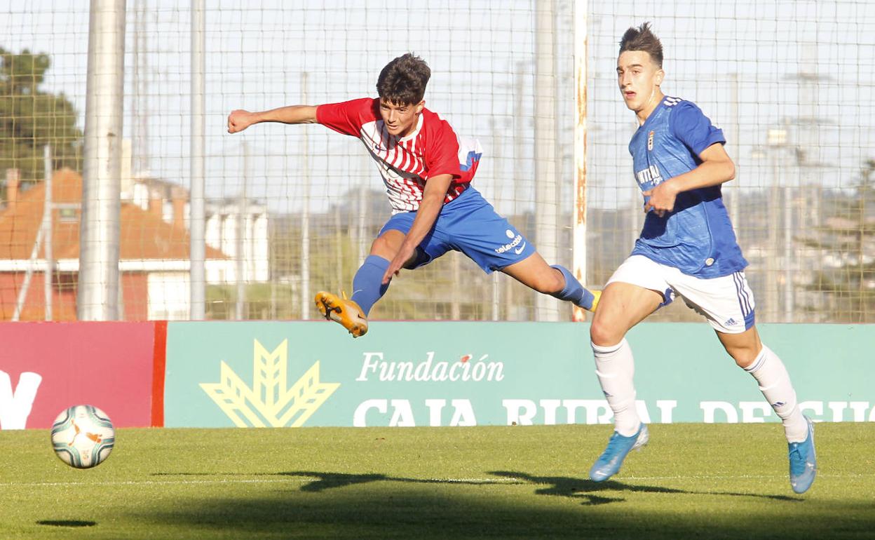 Dani Queipo sube al Sporting B tras renovar su contrato