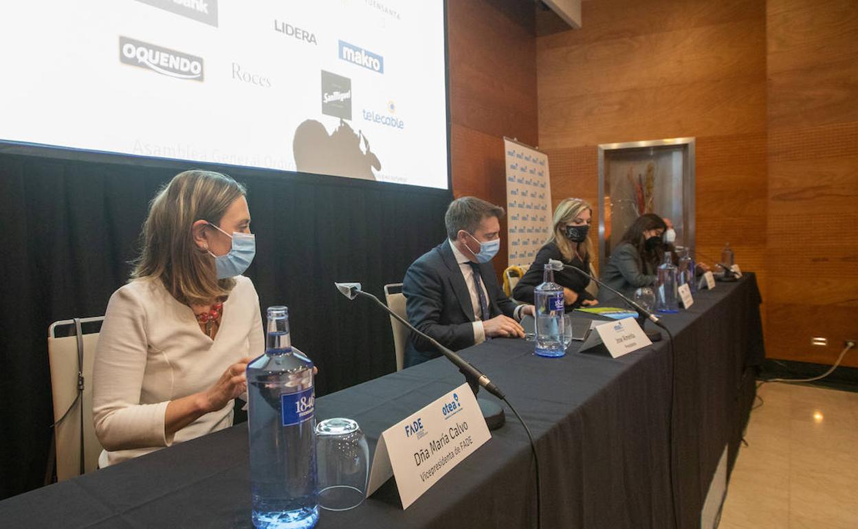 María Calvo, José Luis Álvarez Almeida y Graciela Blanco, en la mesa presidencial de la Asamblea General de Otea.