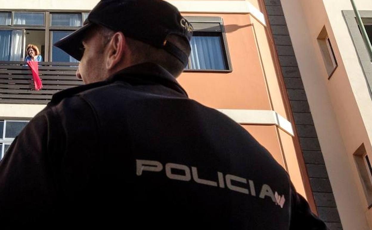 Un policía fuera de servicio evita el suicidio de una mujer en Gijón