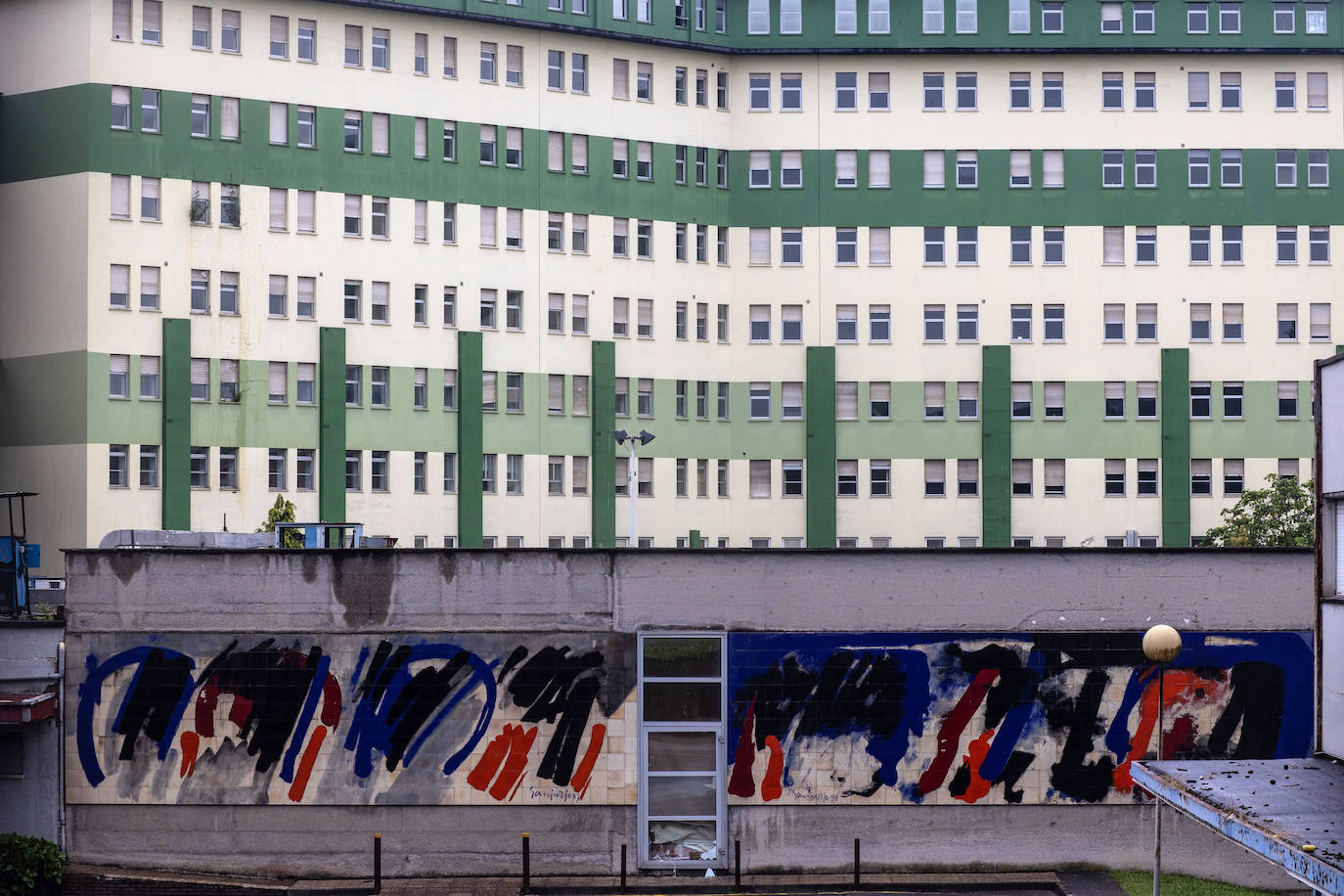 Desde 2014, año en que se dejó sin actividad al complejo de El Cristo - Buenavista, los 80.000 metros cuadrados que conforman el antiguo Hospital Universitario Central de Asturias llevan languideciéndose. Siete años después de su abandono, y a la espera de la ejecución del proyecto 'Hucamp', la Cámara de Comercio ha propuesto convertirlo en una gran pradera y área recreativa para toda la ciudadanía.