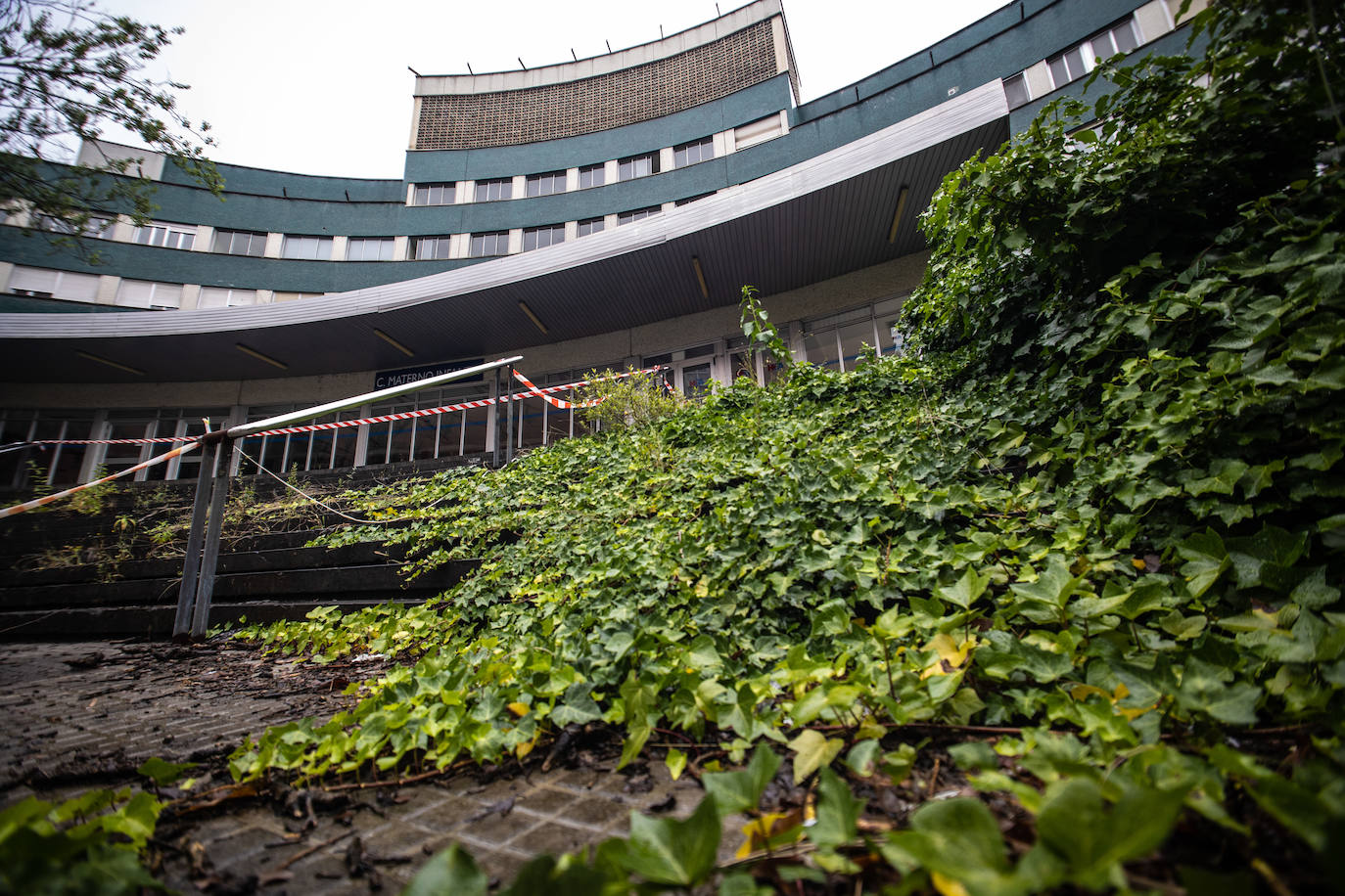 Desde 2014, año en que se dejó sin actividad al complejo de El Cristo - Buenavista, los 80.000 metros cuadrados que conforman el antiguo Hospital Universitario Central de Asturias llevan languideciéndose. Siete años después de su abandono, y a la espera de la ejecución del proyecto 'Hucamp', la Cámara de Comercio ha propuesto convertirlo en una gran pradera y área recreativa para toda la ciudadanía.