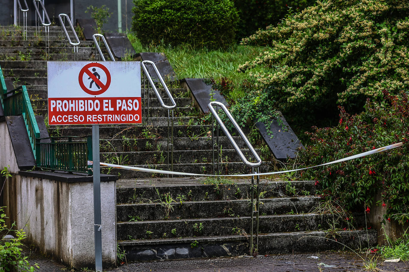 Desde 2014, año en que se dejó sin actividad al complejo de El Cristo - Buenavista, los 80.000 metros cuadrados que conforman el antiguo Hospital Universitario Central de Asturias llevan languideciéndose. Siete años después de su abandono, y a la espera de la ejecución del proyecto 'Hucamp', la Cámara de Comercio ha propuesto convertirlo en una gran pradera y área recreativa para toda la ciudadanía.