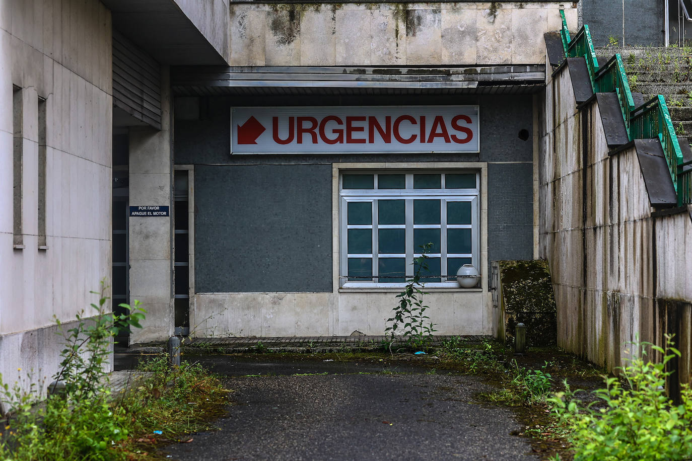 Desde 2014, año en que se dejó sin actividad al complejo de El Cristo - Buenavista, los 80.000 metros cuadrados que conforman el antiguo Hospital Universitario Central de Asturias llevan languideciéndose. Siete años después de su abandono, y a la espera de la ejecución del proyecto 'Hucamp', la Cámara de Comercio ha propuesto convertirlo en una gran pradera y área recreativa para toda la ciudadanía.