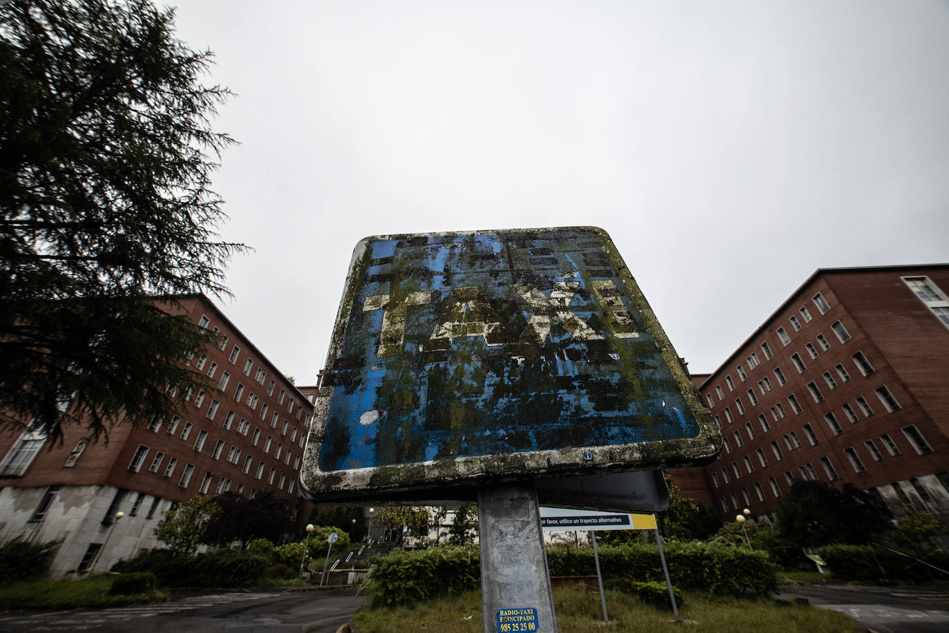 Desde 2014, año en que se dejó sin actividad al complejo de El Cristo - Buenavista, los 80.000 metros cuadrados que conforman el antiguo Hospital Universitario Central de Asturias llevan languideciéndose. Siete años después de su abandono, y a la espera de la ejecución del proyecto 'Hucamp', la Cámara de Comercio ha propuesto convertirlo en una gran pradera y área recreativa para toda la ciudadanía.